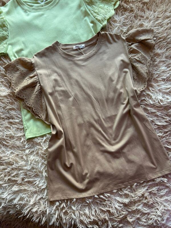 Remera de algodón con mangas de brodery