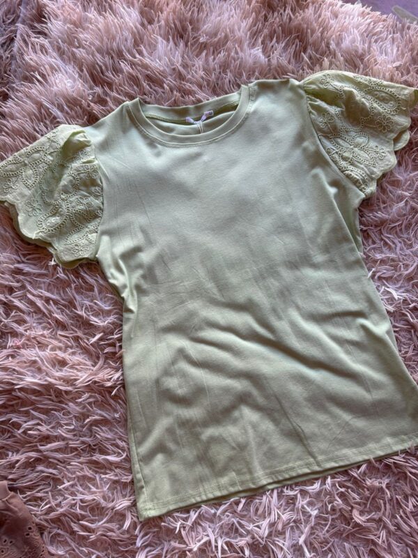 Remera de algodón con mangas de brodery