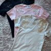 2025/10/1000442273.jpg Remera algodón con apliques
