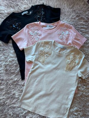 2025/10/1000442273.jpg Remera algodón con apliques