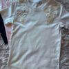 2025/10/1000442276.jpg Remera algodón con apliques