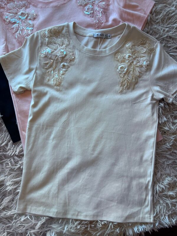 2025/10/1000442276.jpg Remera algodón con apliques