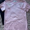 2025/10/1000442279.jpg Remera algodón con apliques