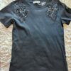 2025/10/1000442282.jpg Remera algodón con apliques