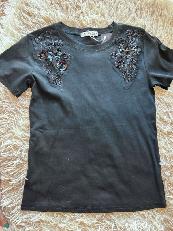 2025/10/1000442282.jpg Remera algodón con apliques