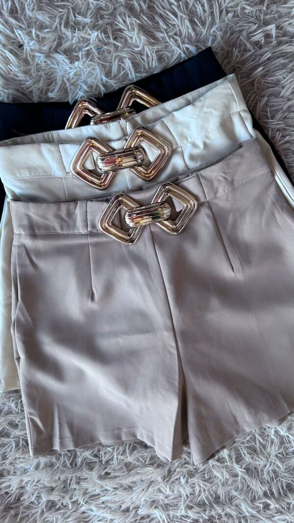 Short sastrero con hebilla
