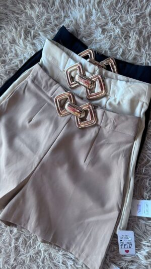 Short sastrero con hebilla