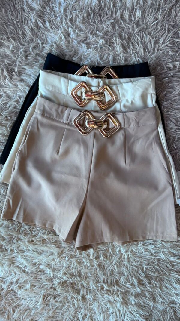 Short sastrero con hebilla