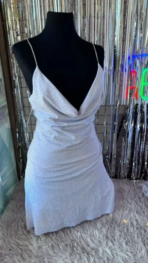 Vestido cuello bote con strass