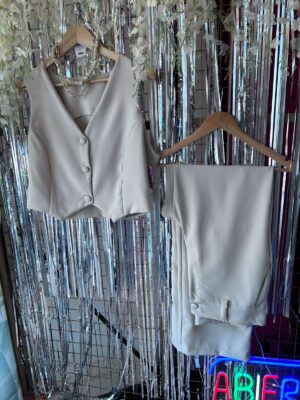 WhatsApp Image 2026-03-04 at 10.46.53 Set Sastrero, Chaleco & Pantalón