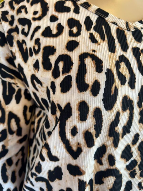 WhatsApp Image 2026-05-11 at 10.41.14 Remera Cuello V Animal Print T. 5