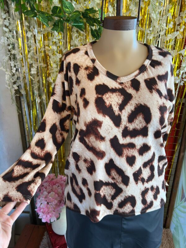 WhatsApp Image 2026-05-11 at 10.41.24 Remera Cuello V Animal Print T. 5