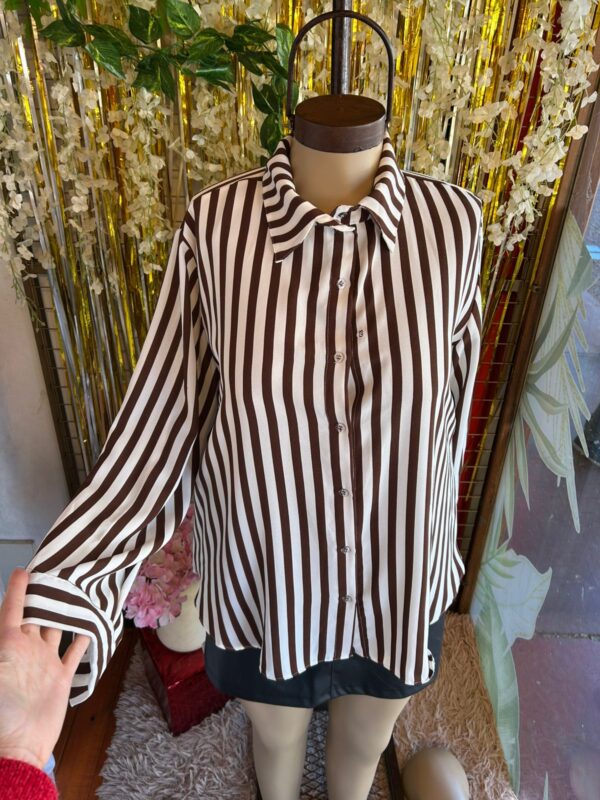 WhatsApp Image 2026-05-11 at 10.49.50 Camisa de Gasa a Rayas Chocolate
