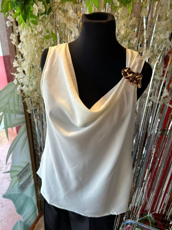 WhatsApp Image 2026-05-11 at 18.22.29 (2) Musculosa de Satén con Aplique Dorado