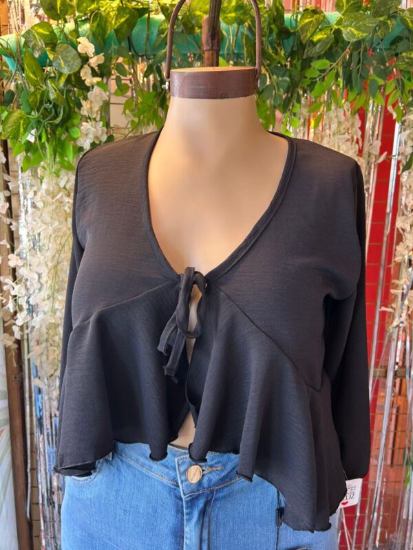 WhatsApp Image 2026-05-18 at 10.10.56 (1) Blusa con escote en V y detalle de volados