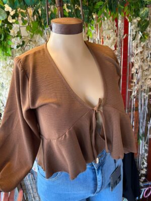 Blusa con escote en V y detalle de volados