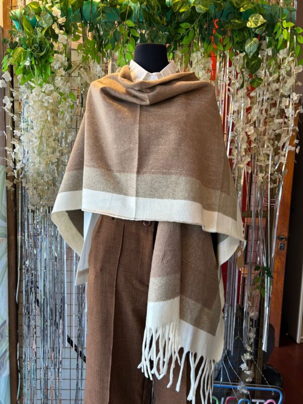 Ruana Soft con Flecos