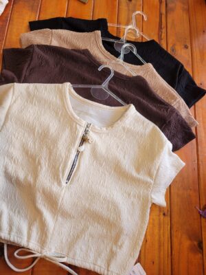 WhatsApp Image 2026-09-18 at 10.52.36 (1) Blusa Texturada con Cierre y Lazo